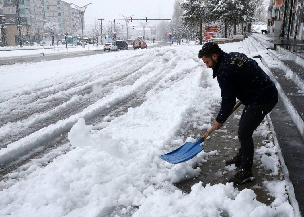 Bitlis ve Bingöl'de eğitime kar engeli - Resim: 18